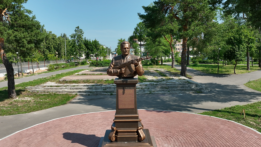 米哈伊尔卡拉什尼科夫纪念碑